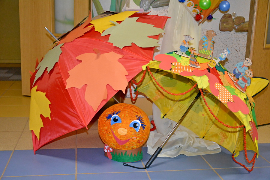Window decoration with umbrellas made by kids Window decor, Umbrella craft, Rain